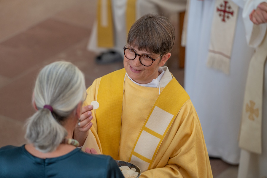Hannah Audebert als Priesterin,