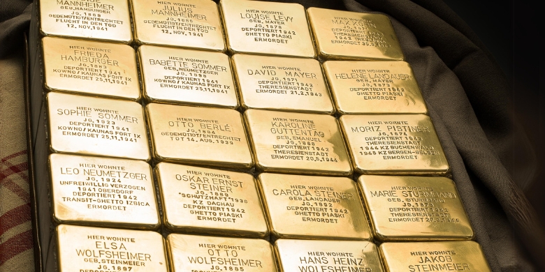 Ende November 2024 wurden 20 Stolpersteine verlegt, die an das Schicksal von vertriebenen und ermordeten Menschen in der Münchner Herzog-Wilhelm-Straße 5 erinnern.