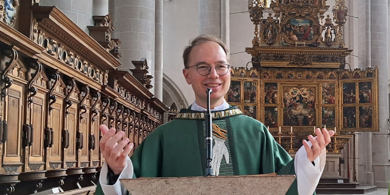 Marco Benini bei einer Predigt.