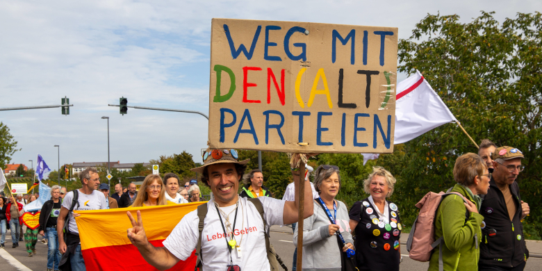 Dieser Teilnehmer eines Aufzugs äußert eine bedenkliche Sicht auf die Vielfalt der Parteienlandschaft.