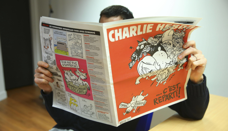 Dass die religionskritische Satirezeitschrift weitermacht, verkündete die Redaktion von „Charlie Hebdo“ auf der Titelseite ihrer Ausgabe vom 25. Februar 2015, wenige Wochen nach dem tödlichen Attentat.