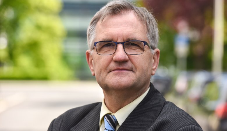 Andreas Püttmann bezeichnet sich selbst als „Politikwissenschaftler, Publizist, Christ“. In Deutschland beobachtet er nicht nur eine vor allem im Internet befeuerte Radikalisierung, sondern auch eine „Wohlstandsverwahrlosung“ von Teilen des Bürgertums. 