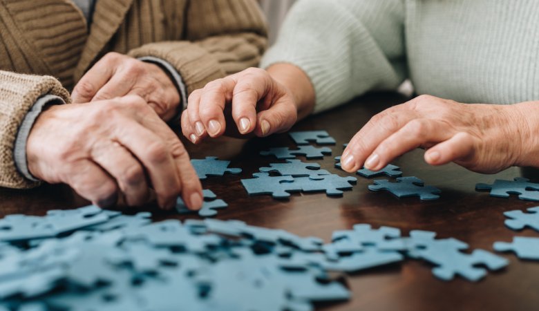 Mit Kaffee, Puzzles und Brettspielen kämpft das Café Malta gegen die soziale Isolation von demenzkranken Menschen. 