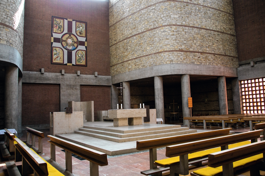 Schutz und Macht vermittelt der Innenraum der Filialkirche in Weißenburg.