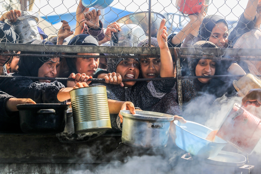 Palästinenser in Khan Yunis in Gaza flehen um Essen, das von einer Hilfsorganisation ausgeteilt wird.
