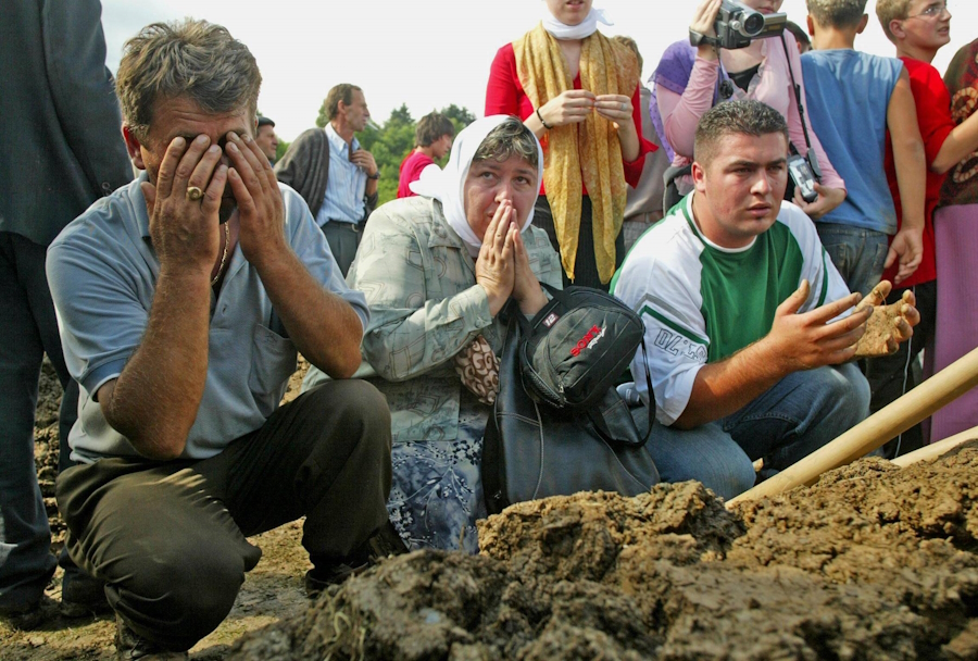 Bei einer Gedenkveranstaltung zum zehnjährigen Jahrestag des Massakers wurden am 11. Juli 2005 rund 600 Opfer des Genozids von 1995 bestattet.