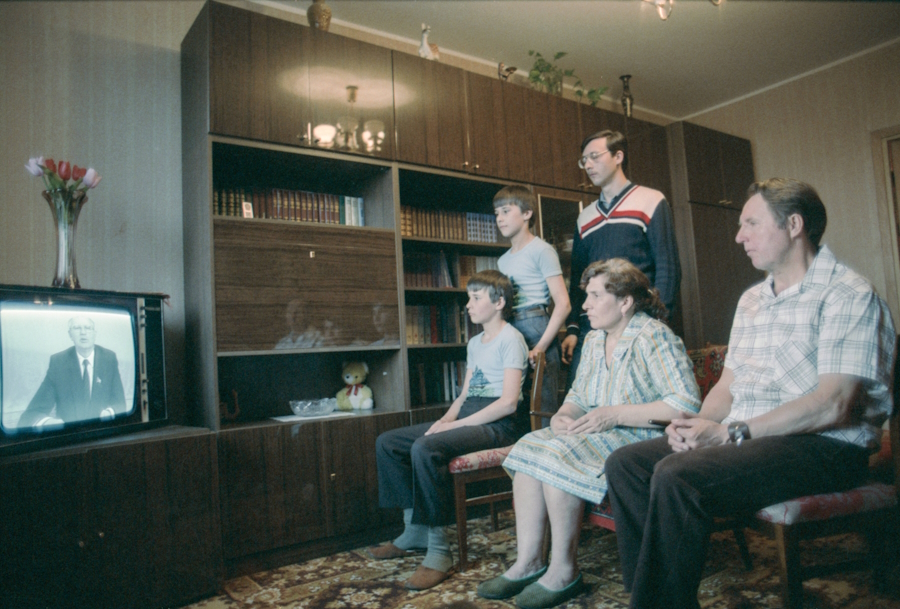 Eine Familie verfolgt im Fernsehen die Stellungnahme von Michail Gorbatschow am 14. Mai 1986 zum Reaktorunglück von Tschernobyl.