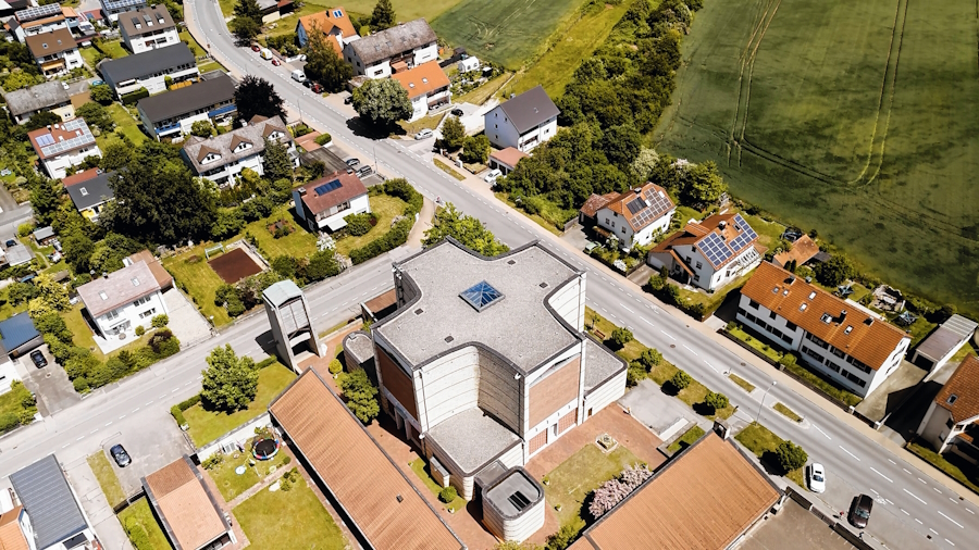 Aus der Luft kann man die Form des Grundrisses der Kirche wohl am besten erkennen.