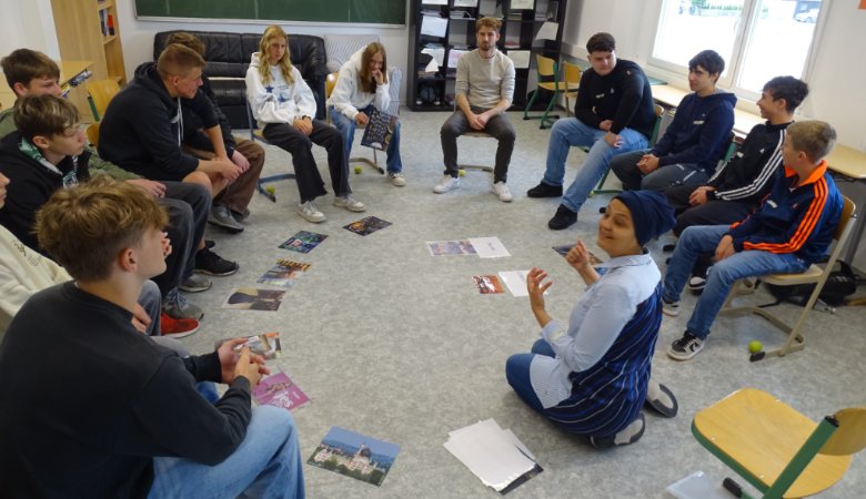 Interreligiöser Dialog zwischen Schülerinnen und Schülern an der Mittelschule Grassau.
