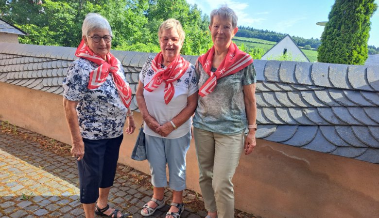 v.l.n.r.: Gertrud Staab, Lydia Sohlbach und Hilde Hutfless treffen sich zu einem gemeinsamen Ausflug in Kiedrich.