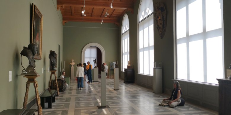 Bode Museum Berlin: Zwischen den Exponaten sitzen Meditierende. 
