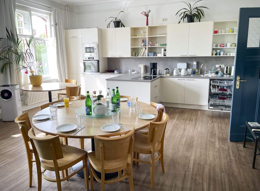 Ein gedeckter Esstisch in der Wohnküche im Caritas-Wohnheim für Erwachsene mit Behinderung
