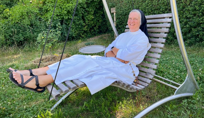 Dominikanerin Ursula Hertewich auf einer Schaukel im Garten des Klosters Arenberg in Koblenz.