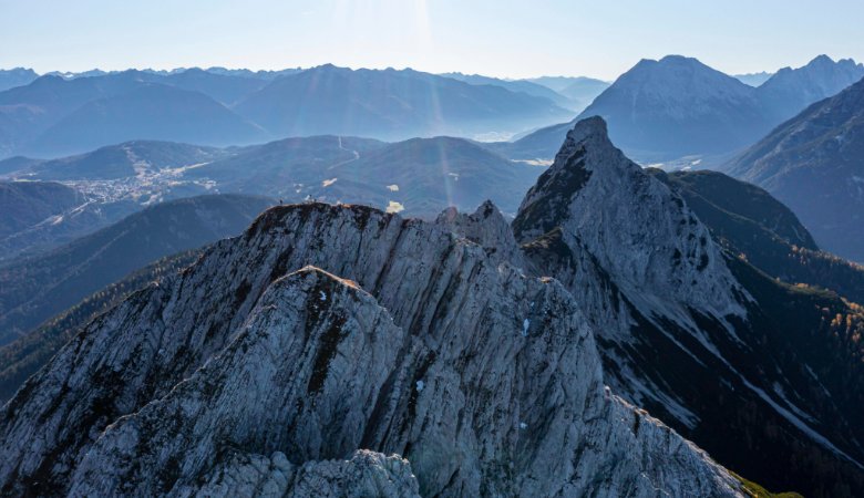 Die Große Arnspitze im Wettersteingebirge gehört sowohl zu Deutschland als auch zu Österreich. Die Grenze zwischen beiden Ländern verläuft über ihren Gipfel. Der deutsche Teil gehört zu Bayern, der österreichische Teil zu Tirol.
