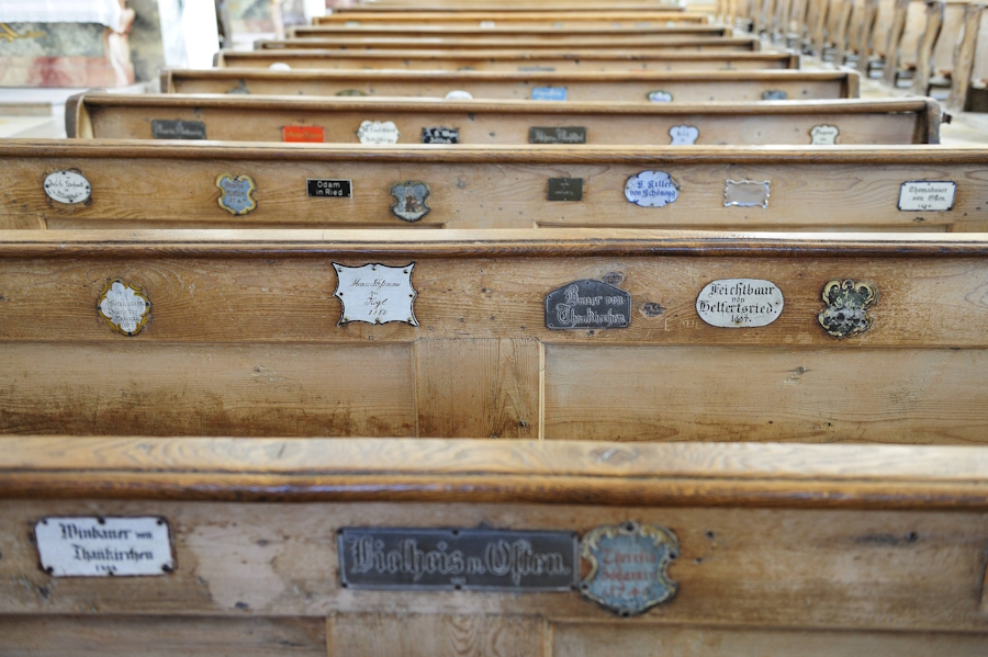 Traditionelle Namensschilder in der Klosterkirche Mariä Himmelfahrt in Dietramszell.