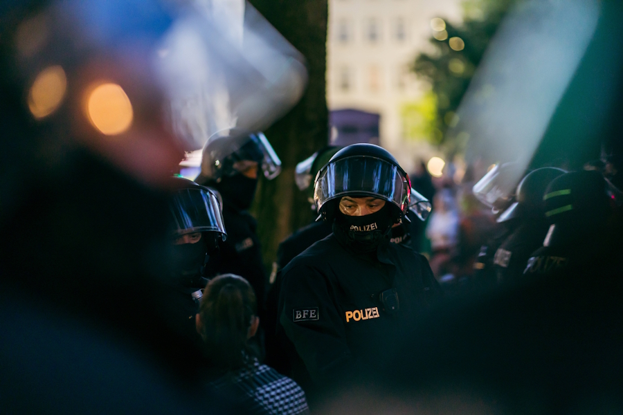 Nicht immer verlaufen Polizeieinsätze so friedlich wie hier am 1. Mai 2025 in Berlin.