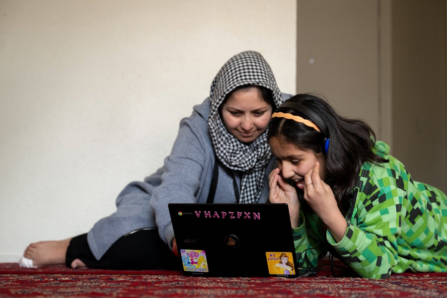 Die Teenagerinnen werden online unterrichtet – ähnlich wie dieses Mädchen aus Afghanistan, das mit seinen Eltern und Geschwistern in den USA lebt.