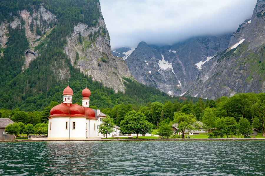 Die Wallfahrtskirche St. Bartholomä am Königssee ist ein beliebter Pilgerort – und ein beindruckendes Fotomotiv.