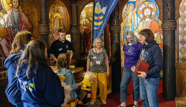 Ehrenamtliche unterstützen Diakonin Andrea Ziegler in der Stabkirche.