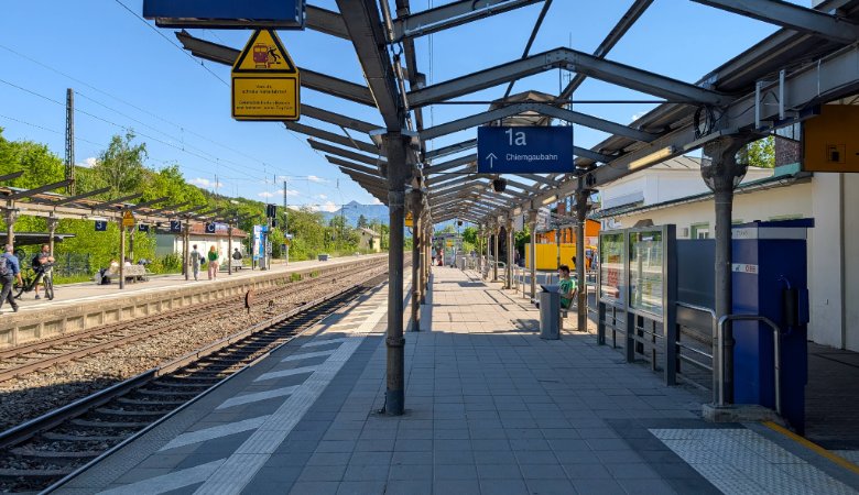 Von den historischen Dächern am Priener Bahnhof ist nur mehr ein unansehnliches Gerippe übrig.