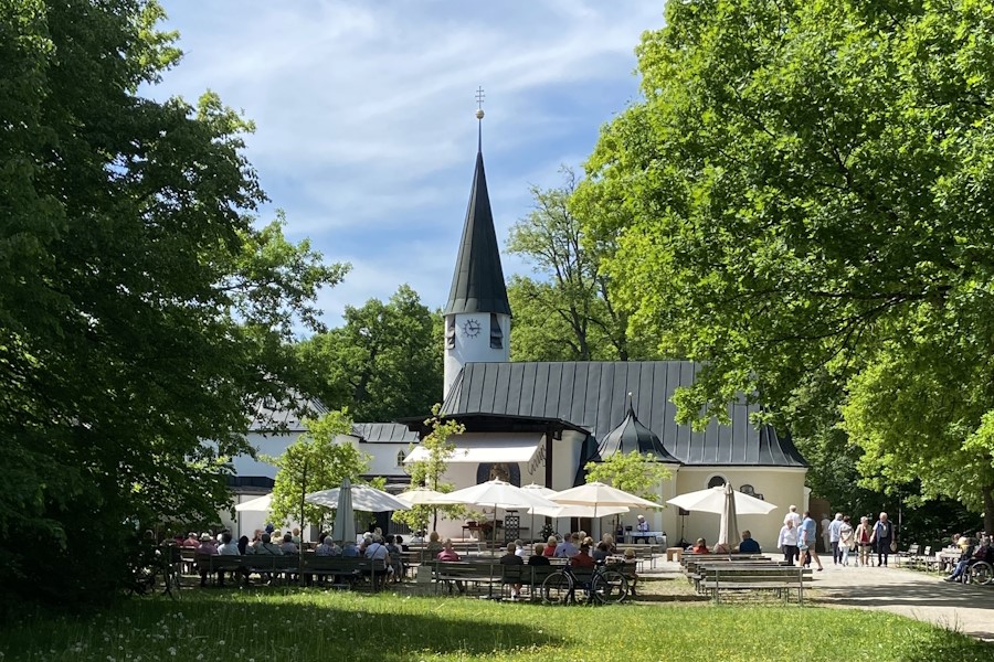 Die Wallfahrtskirche Maria Eich liegt mitten in einem wunderschönen Eichenwald.