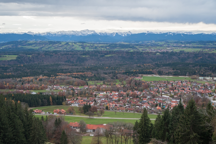 Blick vom Hohen Peißenberg auf den Ort Hohenpeißenberg und in die Alpen.
