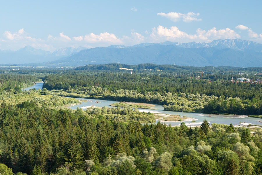 Zwischen Bad Tölz und Wolfratshausen erinnert das Isartal stellenweise an eine Wildflusslandschaft.