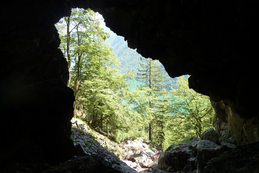 Der Eingang der Salzgrabenhöhle, von innen her gesehen.