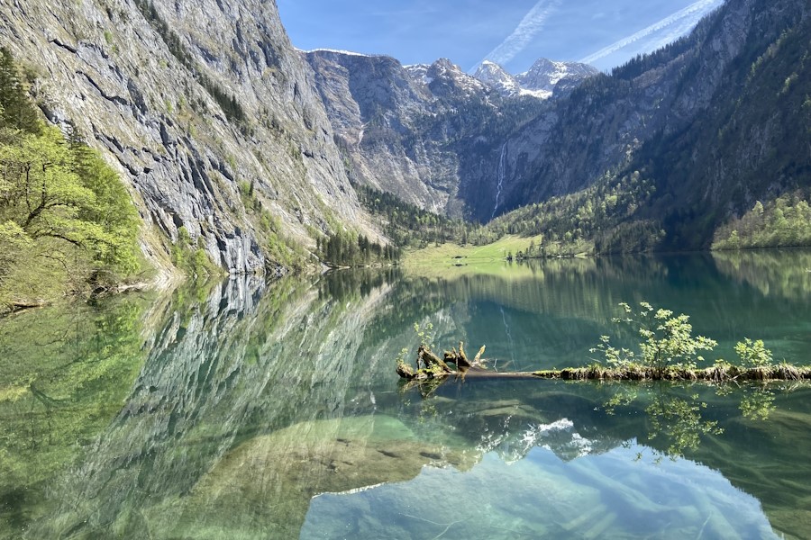 Idyllischer geht es kaum: Felswände spiegeln sich im Wasser des Obersees.