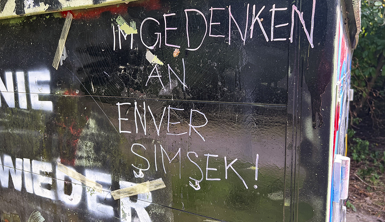 Stromkasten mit einem eingeritzten Schriftzug „Im Gedenken an Enver Şimşek!“ in Nürnberg.