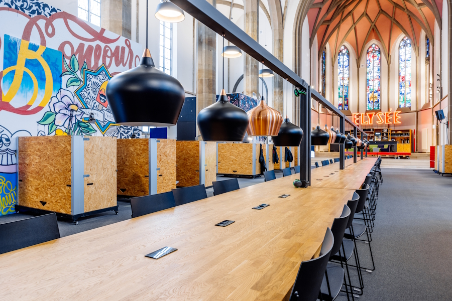 Früher eine Kirche, heute ein Großraumbüro: die Digital Church in Aachen.
