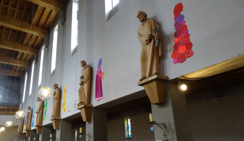 Neben den altehrwürdigen Heiligenfiguren ziehen derzeit farbige Frauen aus Papier die Blicke auf sich.