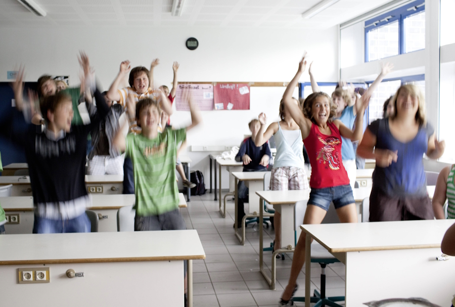 Über Hitzefrei dürfen Schüler in Deutschland trotz höherer Temperaturen nicht mehr so oft jubeln wie früher. Umso wichtiger ist ein angenehmes Unterrichtsklima – in jeder Bedeutung des Wortes.