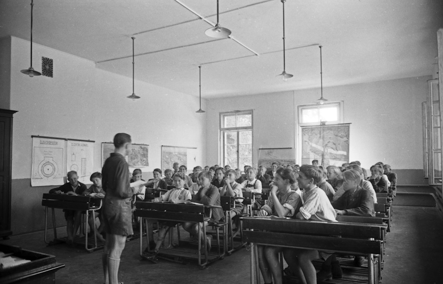 Einige Monate nach dem Zweiten Weltkrieg war endlich wieder Unterricht ohne nationalsozialistische Ideologie möglich.