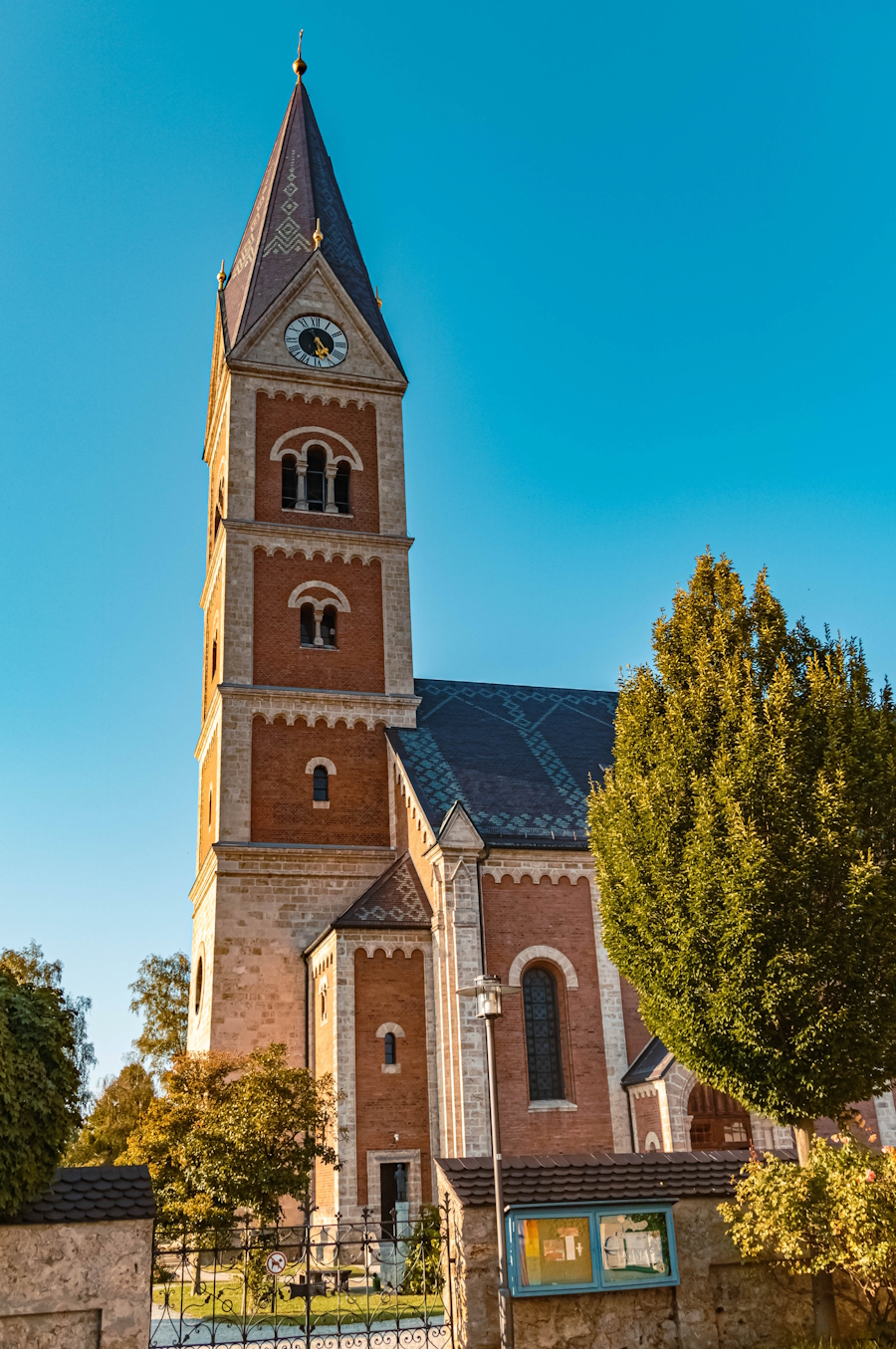 „Dom vom Salzachtal“, „Salzachdom“ oder „Dom des Rupertiwinkels“.