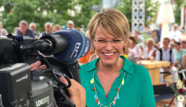 Andrea Ballschuh vor der Fernsehkamera.