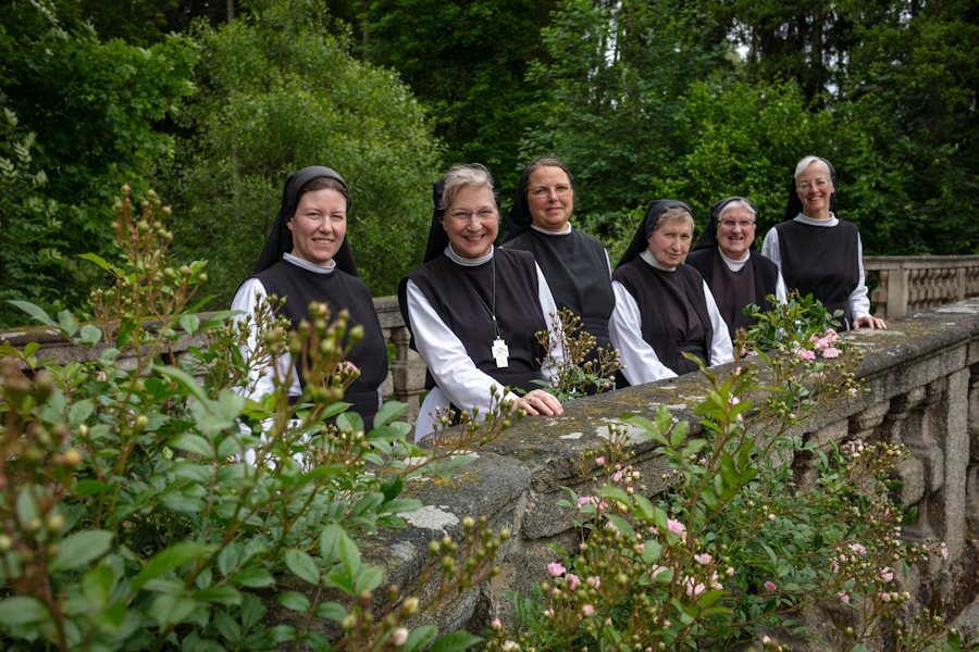 Die Zisterzienserinnen von Waldsassen mit Äbtissin Laetitia Fech (Zweite von links).