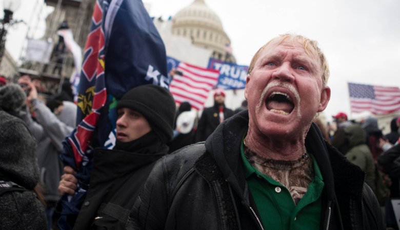 Ein markantes Datum in der neueren US-amerikanischen Geschichte ist der 6. Januar 2021, als hunderte gewaltbereite Personen das Kapitol in Washington, D. C. stürmten.