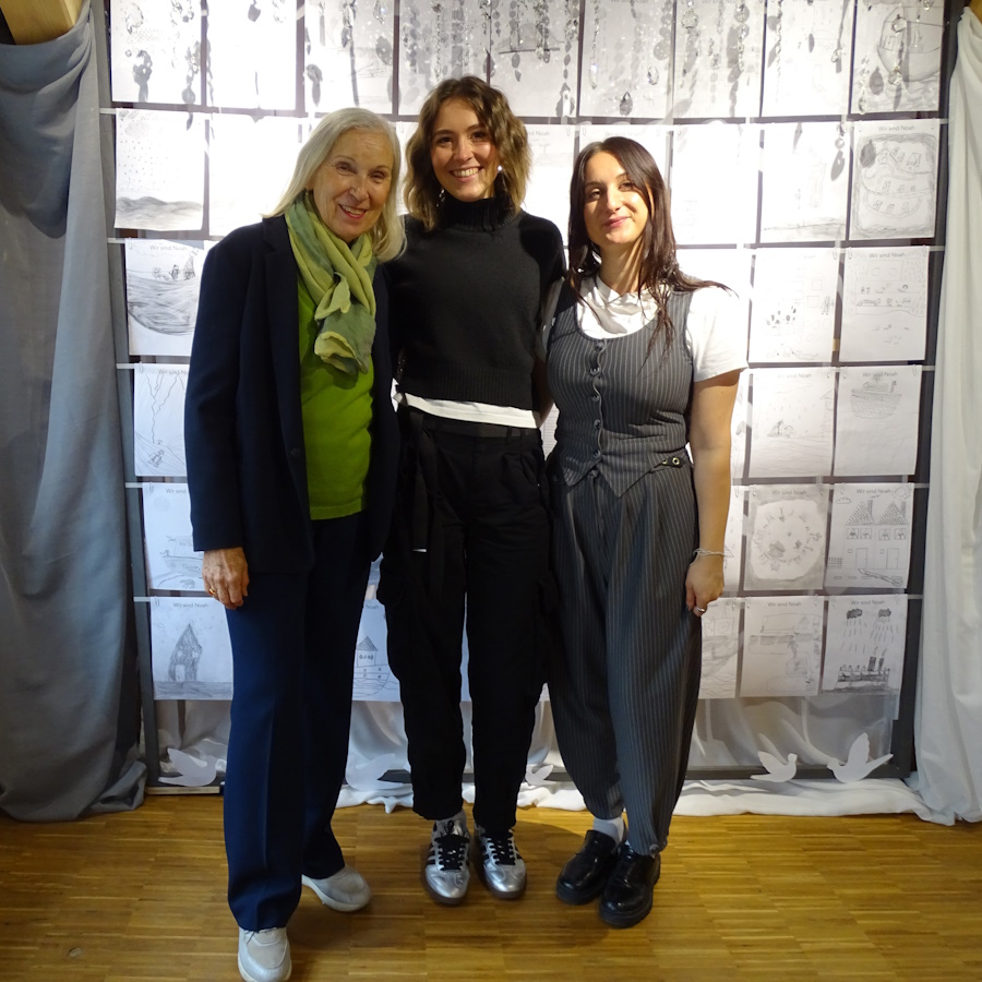 Organisiert und gestaltet haben die Ausstellung Marielle Seitz, Denise Oancea und Iulia Faltinszki (v.l.n.r.).