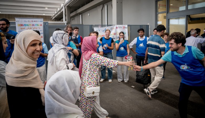 Ankunft in Rom: Ehrenamtliche von Sant’Egidio begrüßen Flüchtlinge. 