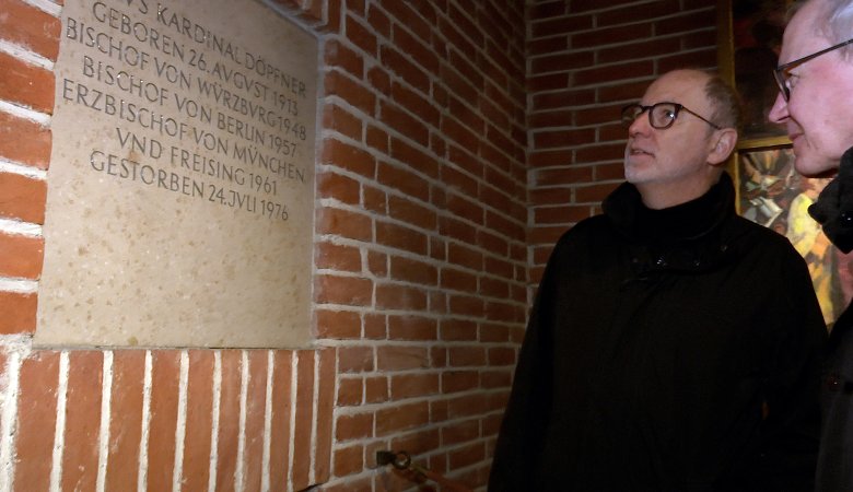 Dompfarrer Klaus-Peter Franzl (li.) vor dem Grab von Kardinal Julius Döpfner (1913-1976) in der Krypta der Frauenkirche München.