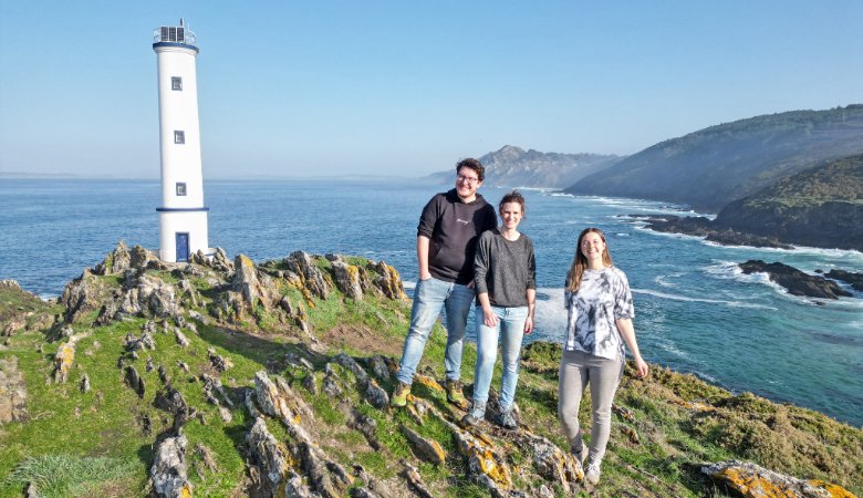 Beeindruckende Landschaftskulisse mit Leuchtturm und Meer in Spanien: Carola Mehltretter (1. v.r.) hat auf ihrer Europareise viel erlebt.