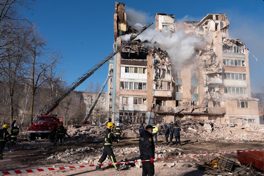 Bei einem russischen Raketenangriff auf die westukrainische Stadt Ternopil kamen mindestens 25 Menschen ums Leben.