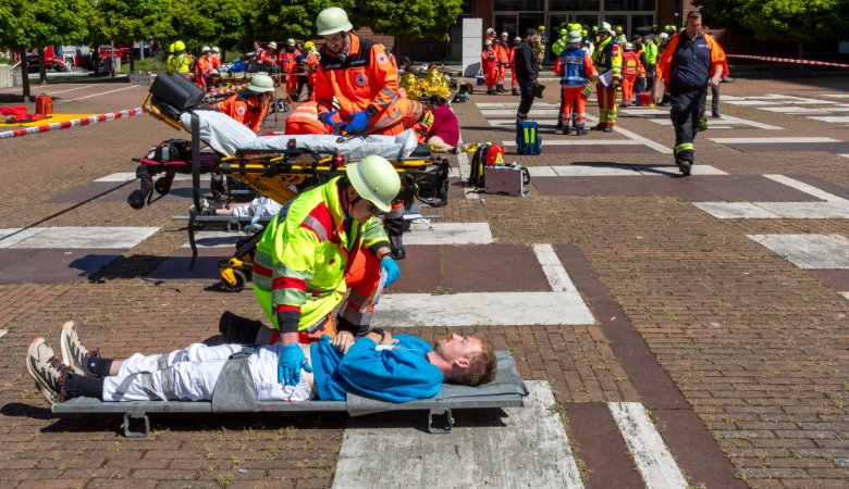 Alexander Lechner wirbt für eine Stärkung der Freiwilligendienste, zum Beispiel bei Rettungskräften. Im Bild zu sehen: eine Katastrophenschutz-Übung in Erlangen im Mai 2025. 