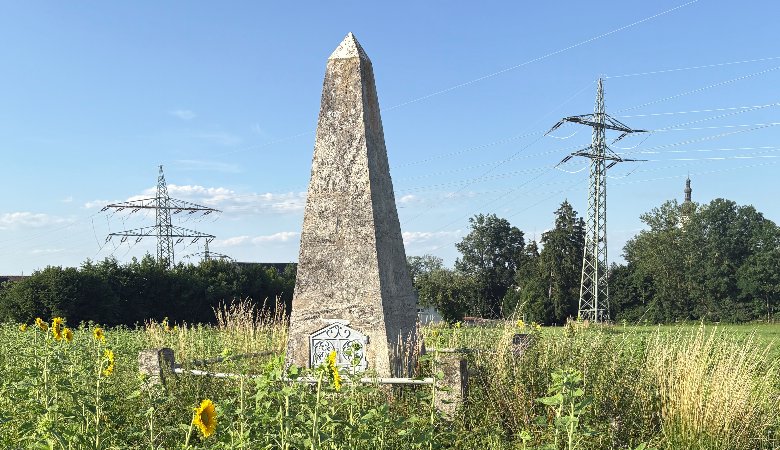 Noch heute steht bei Aufkirchen die Basispyramide. Die Verbindungslinie zwischen Aufkirchener Kirchturm und Pyramide würde nach 21 Kilometern exakt zur zweiten Basispyramide und danach weiter zum Münchner Liebfrauendom führen.