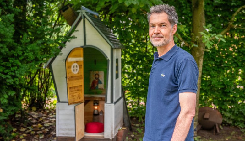 Christian Busemann vor seinem zur Kapelle umgebauten ehemaligen Kinderspielhaus in seinem Garten in Hamburg.