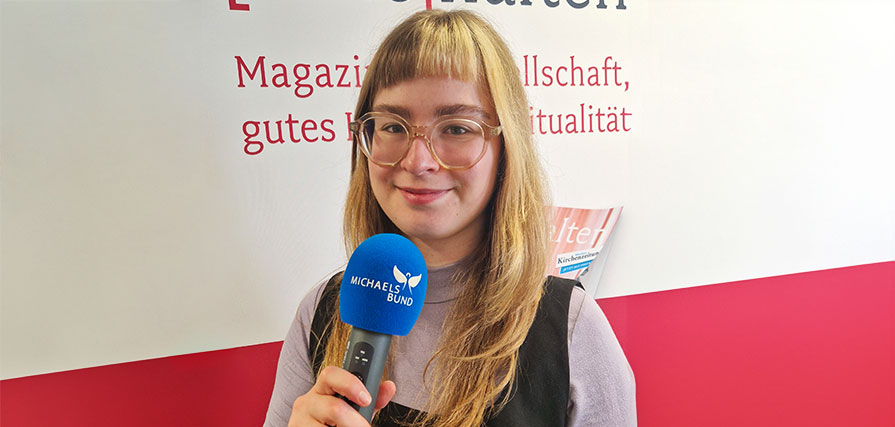 Volontärin Lilly Krka bei einem Radiointerview.