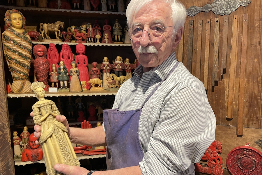 Hans Hipp mit einer Wachsfigur in Gebetshaltung. Sie sollte stellvertretend für ihren Stifter ständig ein Anliegen in einer Wallfahrtskirche vortragen.