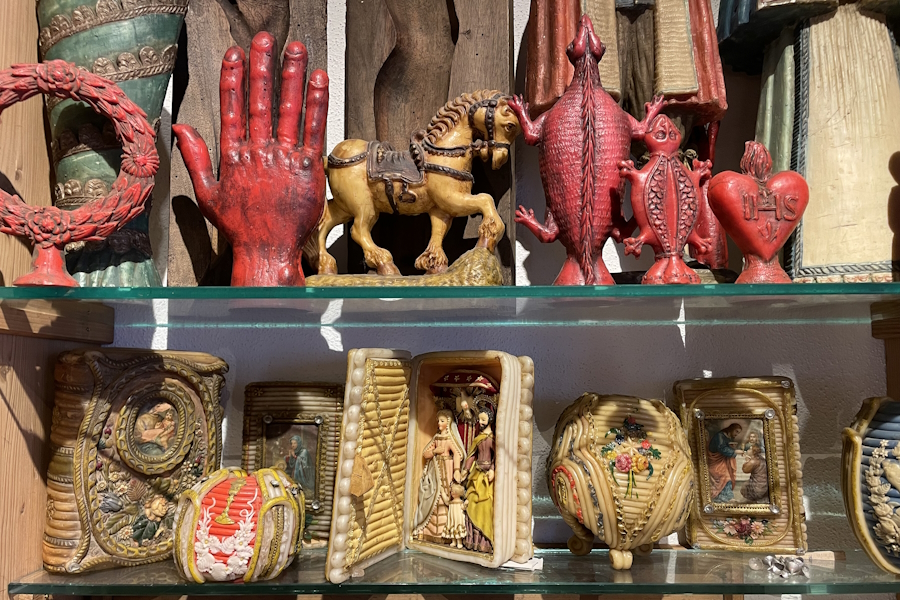 In dem kleinen Museum in Pfaffenhofen an der Ilm sind auch Wachsstöcke und Votivgaben aus Wachs erhalten.