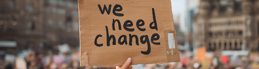 Demo mit Schild we need change